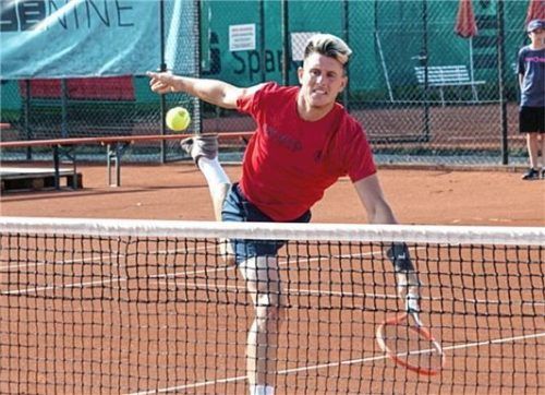 Sam Weissborn holte zusammen mit Damir Dzumhur den dritten Punkt. „Er hat eine fast unmenschliche Leistung gebracht“, lobte Wolf-Dieter Dörfler. Foto  Bastian Rapp