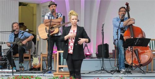 Schule, Sauna und Sparschwein: Das Themenspektrum von Christine Eixenberger war breit gefächert. Begleitet wurde sie von der Band „3 Kritische“ mit (von links) Wolfgang Hierl, Tobias Öller und Erich Kogler. Foto Baumann