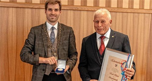 Sein Gerechtigkeitssinn wird ihn wohl nie verlassen: Dafür überreichte der Rohrdorfer Bürgermeister Simon Hausstetter dem langjährigen Gemeinderat und Polizisten Karl Blum die Bürgermedaille der Gemeinde.Foto Thomae