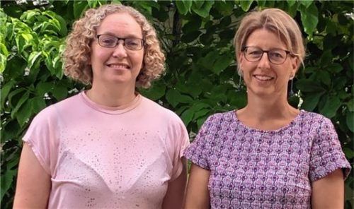 Setzen sich für saubere Luft im Klassenzimmer ein: Marion Grossmann (links), Vorsitzende des Elternbeirats der Mangfallschule, und Elternbeiratsmitglied Franziska Srp-Cappello.