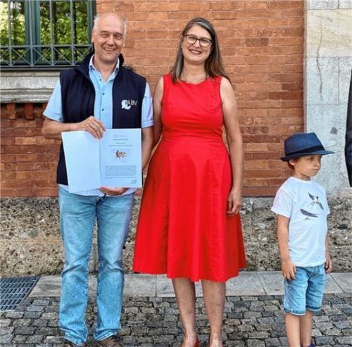 Setzt sich für Erhalt von Schwalbennestern ein: Thomas Juretzky mit Tochter Martine und Enkel Matthias.