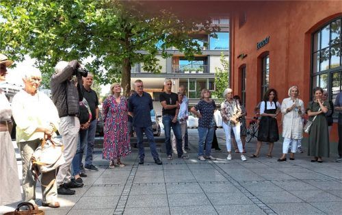 Sie haben zwei Jahre auf ihre Abschlussausstellung gewartet: Studierende sowie ihre Freunde und Familien vor der freien Akademie der Bildenden Künste in Kolbermoor. Fotos Bößwetter