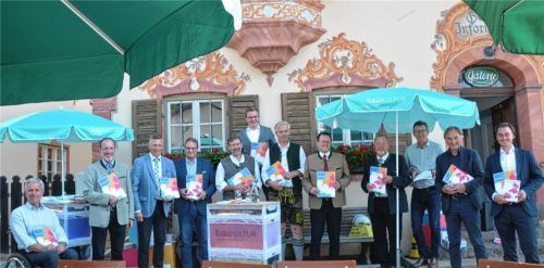 Sie halten den frischgedruckten Baukulturführer in den Händen (von links): Kiefersfeldens Bürgermeister Hajo Gruber, Holzkirchens Bürgermeister Christoph Schmid, Bad Feilnbachs Bürgermeister Anton Wallner, der Bad Tölzer Landrat Josef Niedermaier, Bürgermeister Alfons Besel aus Gmund, Neubeuerns Bürgermeister Christoph Schneider, Dietramszells Bürgermeister Josef Hauser, Bad Aiblings Bürgermeister Stephan Schlier, Josef Huber, stellvertretender Landrat des Landkreises Rosenheim, Samerbergs Bürgermeister Georg Huber, Reiner Nagel, Vorsitzender der Bundesstiftung Baukultur, und Julian Latzko, zuständig für Baukulturbericht und Projekte.Foto  Forster