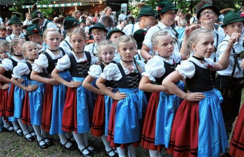 Sie sind schon auf dem richtigen Mundartweg – die Kinder des Trachtenvereins Frasdorf. Foto Rehberg