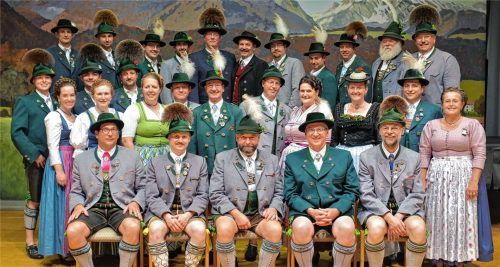 Sie sollen den Gauverband I in eine erfolgreiche Zukunft führen: (vorne von links) Peter Feldschmidt (Kassier), Florian Niedermaier (stellvertretender Gauvorsitzender), Michael Hauser (Gauvorsitzender), Alfred Gehmacher (stellvertretender Gauvorsitzender), Sepp Sperr (Schriftführer); (Zweite Reihe von links) Tamara McCuish (Dirndlvertreterin), Hildegard Kallmaier (Volkstanzwartin), Waltraud Grafetstetter (stellvertretende Jugendvertreterin), Christian Kammerbauer (Jugendvertreter), Gerhard Maier (Fahnenwart), Rainer Schmidt (Stellvertreter Mundart, Brauchtum, Laienspiel), Marianne Heidenthaler (Leiterin Mundart, Brauchtum, Laienspiel), Irmgard Impler (stellvertretende Trachtenpflegerin), Christian Burghartswieser (Trachtenpfleger), Inge Erb (Öffentlichkeitsarbeit), (Zweite Reihe von links) Tobias Mühlbacher (stellvertretender Vorplattler), Karl Rosenegger junior (Vorplattler), Josef Zollner (Leiter Gaujugendgruppe), (hinten von links) Martin Schützinger und Anderl Hinterstoißer (Preisrichterobmann und Stellvertreter), Markus Gromes und Stefan Kern (Liederwart und Stellvertreter) sowie die Gebietsvertreter Michael Brandt (Berchtesgadener Land), Franz Leipfinger (Inn-Salzach), Alois Lankes (Traunstein), Hans Hogger (Rupertiwinkel), Max Danzl junior (Reichenhall), Hans Schaberl (Mangfall) und Ludwig Redl (Simssee).Foto Krammer