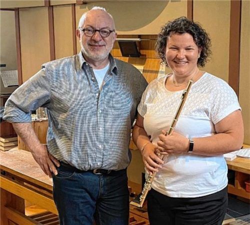 Sie starten das Liveprogramm:  Karl-Heinz Vater (Orgel) und Martina Riedl (Quer- und Altblockflöte). Foto Franke