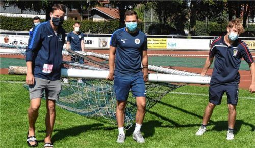 So war es Anfang September 2020: Die „maskierten“ Raublinger Fußballer stellten im Inntalstadion die Tore auf. Gespielt werden konnte allerdings wegen Corona nicht lange. Foto  Franz Ruprecht