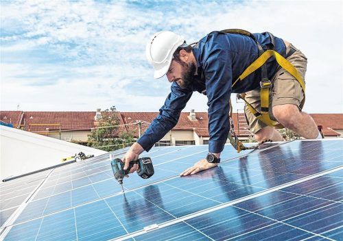 Solarmodule auf neuen oder modernisierten Dächern sollen in Zukunft zur Pflicht werden. Damit wird Bauen teurer – die Folge könnte ein Rückgang von neuem Wohnraum sein. Foto Panthermedia/zstockphotos