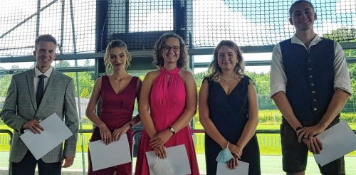 Spitzenleistungen erreichten 25 von 74 Absolventen mit einer „1“ vor dem Komma. Sie erreichten in Einzelfächern die besten Leistungen (von links): Leonard Salmen (Latein), Mirijam Bergdoll (Deutsch), Carolin Dieges (Französisch), Laura Horniak (Englisch), Tobias Fuchs (Musik). Carolin Dieges erreichte einen Leistungsdurchschnitt von 1,0. Foto Buxot