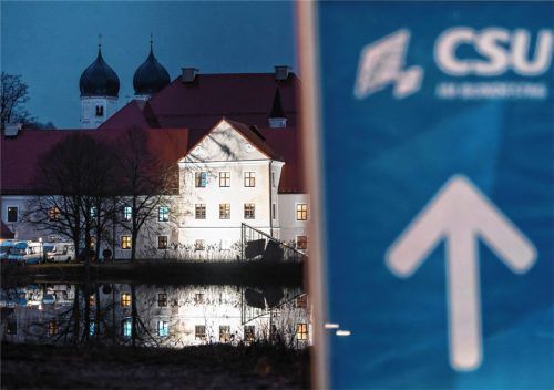 Statt im Winter tagen die Spitzenpolitiker der CSU nun im Juli in Kloster Seeon. Foto dpa