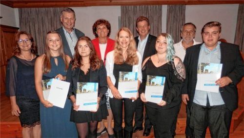 Strahlende Gesichter bei der Ehrung (vorne, von links) Klassleiterin Doris Kallinger, Andrea Ritthaler, Moana Thalbauer, Sabine Wagner, Jacqueline Adlbert, Mathias Kobler, (hinten von links) Dehoga-Kreisvorsitzender Konrad Schwarz, stellvertretende Landrätin Ingrid Heckner, Bürgermeister Robert Buchner und Klassenleiter Franz Schrenk.Foto Maier