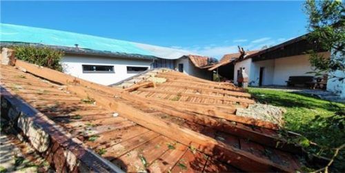 Sturmböen deckten das Dach des Halfinger Pfarrheimes ab, der Regen ließ es voll Wasser laufen. Foto Ammelburger