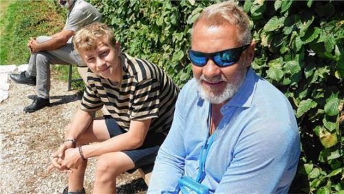 Thorsten Fink mit seinem Sohn Julian auf der Schnaitseer Tribüne.Foto Josef Unterforsthuber