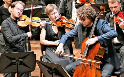 Tobias Feldmann (Violine) und Istvan Vardai (Cello) wetteifern in Emphase.Foto Janka