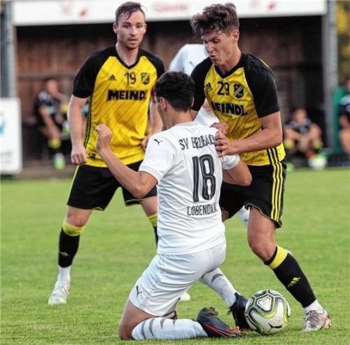 Torschütze Dominik Buxmann (rechts) und der SV Kirchanschöring zwangen Erlbach in die Knie.Foto Christian Butzhammer