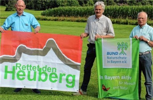 Über den aktuellen Sachstand am Heuberg informierte Ulrich Kottmann, Sprecher des „Aktionsbündnis Rettet den Heuberg“ (links), den bayerischen Bund-Naturschutz-Vorsitzenden Richard Mergner und den Rosenheimer Kreisvorsitzenden Peter Kasperczyk.Foto steffenhagen