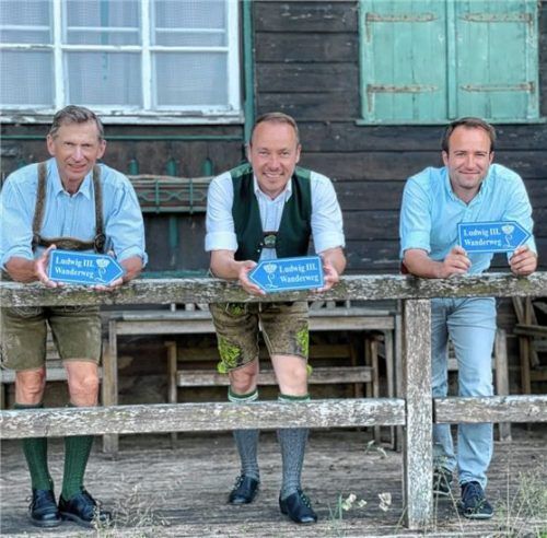 Über die interkommunale Zusammenarbeit zwischen den Nachbargemeinden freuen sich (von links) Rupert Wörndl, Ortsheimatspfleger Frasdorf, Herbert Reiter von der Tourist-Info Aschau und Christoph Osterhammer von der Tourist-Info Bernau.Foto re