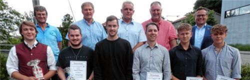 Über ihren erfolgreichen Berufsnachwuchs (vorne, von links) Alexander Sinkovicz, Andreas Billeriß, Jonas Wolfgang Schmausser, Simon Femböck, Matthias Esterl und Jonas Wimmer freuen sich (hinten, von links) die Obermeister-Stellvertreter Robert Bichlmaier und Erich Biss, Obermeister Anton Hudlberger, stellvertretender Landesinnungsmeister Johann Schwanner sowie Geschäftsführer der Kreishandwerkerschaft Markus Saller. Foto Maier