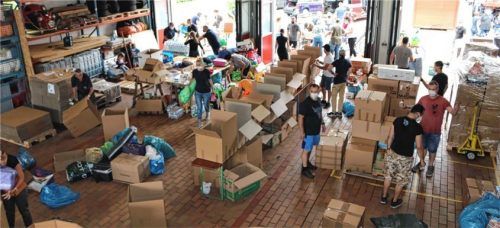 Überwältigt von der Solidarität der Bürger war die Waldkraiburger Feuerwehr. Im Feuerwehrhaus stapeln sich die Kisten mit Hilfsgütern, die heute nach Würselen gebracht werden. Foto  fib/eß