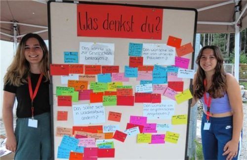 Um die Wünsche und Sorgen der jungen Bürger geht es Initiatorin Sophia Aigner (links) vom Kreisjugendring Waldkraiburg, die gemeinsam mit Besa Murati, einem ehrenamtlichen Mitglied der Jugendpolitikgruppe, die Gedanken der Jugendlichen auf einer Tafel gesammelt hat. Foto Meier