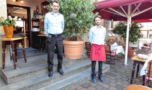 Vater und Sohn sind ein gutes Team: Giuseppe (links) und Mario Coglitore vor dem Restaurant Milano am Mareis, das sie Ende Februar verlassen, um ins Wohn- und Geschäftshaus an der Rosenheimer Straße umzuziehen.Foto  Riediger
