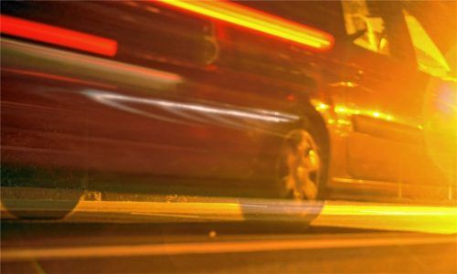 Verfolgungsjagd in Kolbermoor: An einem Abend im November verfolgte ein 27-Jähriger seinen Nebenbuhler. Er rammte das Fahrzeug des Mannes, schlug darauf ein und bedrohte ihn. Foto Seeger/dpa