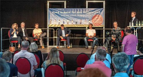 Viele der Publikumsfragen richteten sich an Bundestagsabgeordnete Daniela Ludwig (CSU), neben ihr sitzen (von links) Gerhard Schloots (Freie Wähler), Michael Linnerer (FDP), Andreas Kohlberger (AfD), Nino Kornhass (Die Basis) und Ludwig Maier (ÖDP). Jan Czerny (rechts) von der Firma Dinzler moderierte mit Lara Bungardt von der Firma Lieblingsstück die Diskussion. Foto Thomae
