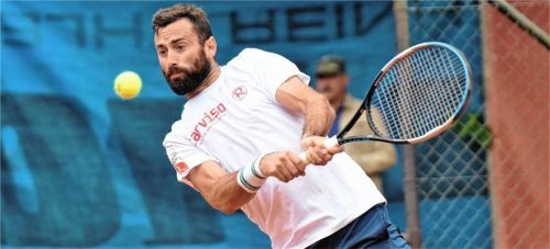 Voll fokussiert auf das Auswärtsspiel in Sennelager: Matteo Viola und der TC 1860 Rosenheim. Foto Hans-Jürgen Ziegler