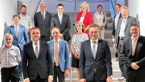 Vorstand und Aufsichtsrat der fusionierten VR-Bank Erding: (vorne von links) Martin Hanslmaier, Vorstandschef Johann Luber, Wolfgang Brandlhuber, Vorstand Josef Kern, Vize Felix Lechner, (Mitte von links) Andreas Winner, Barbara Göschl, Dieter Horneck, (hinten von links) Rudolf Rauch, Vize-Aufsichtsratschef Michael Geser, Hubert Bauer, Aufsichtsratsvorsitzende Mechtild Maurer, Gudrun Mayer und Max Wittmann. Nicht auf dem Bild ist Christian Polz.Foto VR-Bank Erding