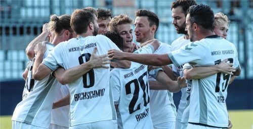 Wacker-Jubel um den dreifachen Torschützen Christoph Maier (mitte).Foto  Michael Buchholz