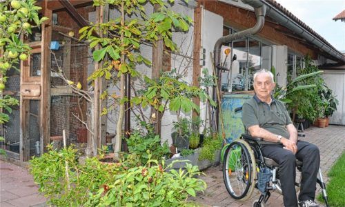 Weil Herbert John seit seinem Schlaganfall keine ausgedehnten Waldspaziergänge mehr machen kann, hat er sich im Garten ein Kleinod mit Pflanzen und Tieren errichtet. Vor allem seine 40 Kanarienvögel bereiten ihm Freude.Foto  Forster