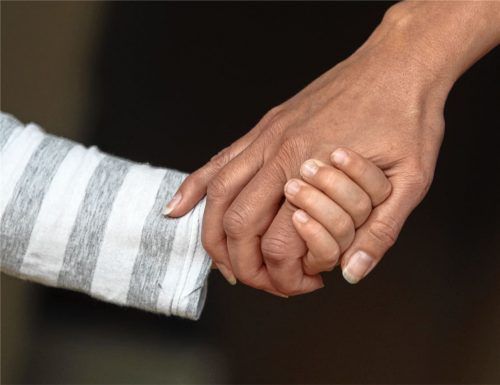 Wenn bei Kindern körperlicher oder seelischer Schaden droht: Im vergangenen Jahr verzeichnete das Statistische Landesamt einen merklichen Anstieg bei Anzeigen in Sachen Kindeswohlgefährdung. Auch im Landkreis Rosenheim stieg die Zahl der Verdachtsfälle an. Foto dpa