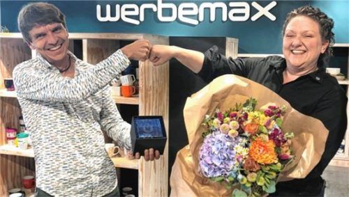 Werbemax-Geschäftsführer Gerhard Bezold gratuliert Bianca Hartwig, Marketing-Managerin bei „Baierl & Demmelhuber“, zum Award. Foto re