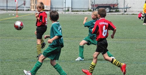Wieder mehr Sport: Mit einem Gutschein für den Mitgliedsbeitrag will Bayerns Staatsregierung Buben und Mädchen zurück zu den Vereinen führen. Foto Schlecker