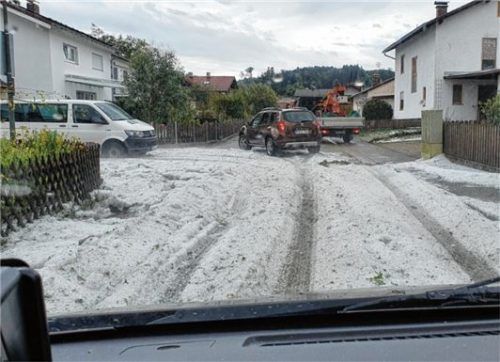 Winterlandschaft? Nein! Hagelkörner bedecken die Straßen in Halfing. Foto Ammelburger