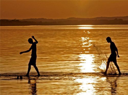 Wo ist sie hin, die Leichtigkeit? Gerade Jüngere – unser Foto zeigt zwei Jugendliche im Sonnenuntergang am Chiemsee – hatten während der Corona-Pandemie große Opfer zu bringen. Foto dpa, Schön-Klinik