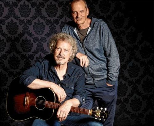 Wolfgang Niedecken (links) liest und singt Lieder von Bob Dylan. Begleitet wird er bei seinem Auftritt von Mike Herting am Piano. Foto Niedecken