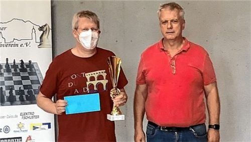 Wolfram Inngauer (rechts) gratuliert Daniel Frese zum Titelgewinn.