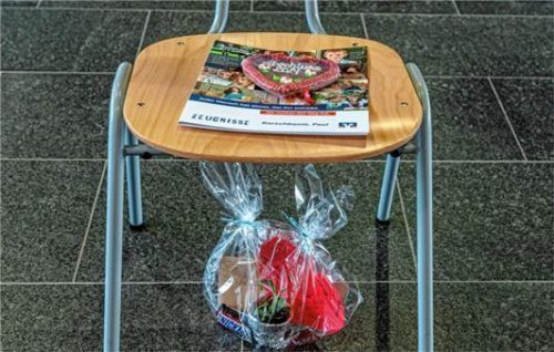 Zu den Zeugnissen gab es ein Herz und für die 9b noch ein Abschiedsgeschenk der Klassenlehrerin Julia Nowotny.