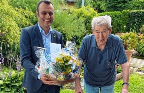 Zum 100. Geburtstag überbrachte Bürgermeister Alois Loferer (links) dem Jubilar Andreas Schauer einen Präsentkorb und beste Wünsche der Gemeinde.Foto Ammelburger
