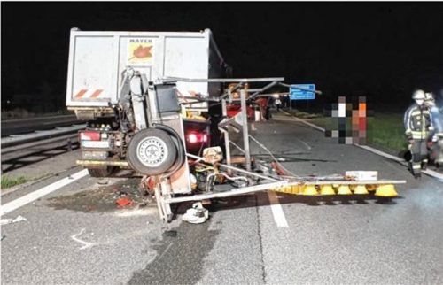 Zunächst touchierte der 31-Jährige mit seinem Audi diesen Warnanhänger, dann ein Anhängergespann mit einem Motorboot. Foto Feuerwehr Bernau