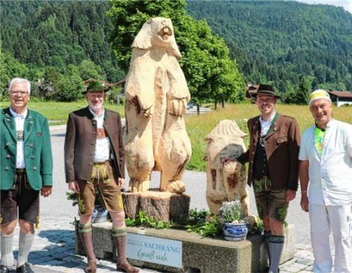 Zwei Murmeltiere wurden nun am südlichen Ortseingang von Sachrang aufgestellt. Gemeinsam mit dem „Holzsägekomponisten“ Guntram Prochaska (rechts) enthüllten der Vorsitzende des Verkehrsvereins, Benno Pertl, der Zweite Bürgermeister Michael Andrelang und Tourismuschef Herbert Reiter (von links) die beiden „Mankeis“. Foto Rehberg