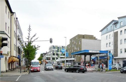 Zwischen Tankstelle (rechts) und der Angerbauerstraße beginnen am Montag die Bauarbeiten. Foto Riediger
