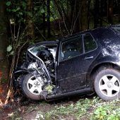 Junger Fahrer prallt mit Pkw gegen Baum