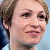 Magdalena Neuner zum 3. Mal Mutter Hilfsbedürftige beißt Notarzt Kuh verletzt zwei Passanten
