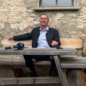 Ein Mann mit Risiken und Nebenwirkungen