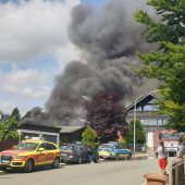 Brand in  Recyclinghof 77-Jähriger fährt seine Schwester an