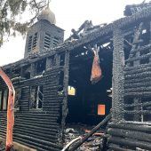 Feuer zerstört 100 Jahre alte Holzknüppel-Kirche in Utting