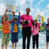 Vorschulkinder üben Schwimmen
