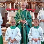 Zwei neue Ministranten dienen in Ebing